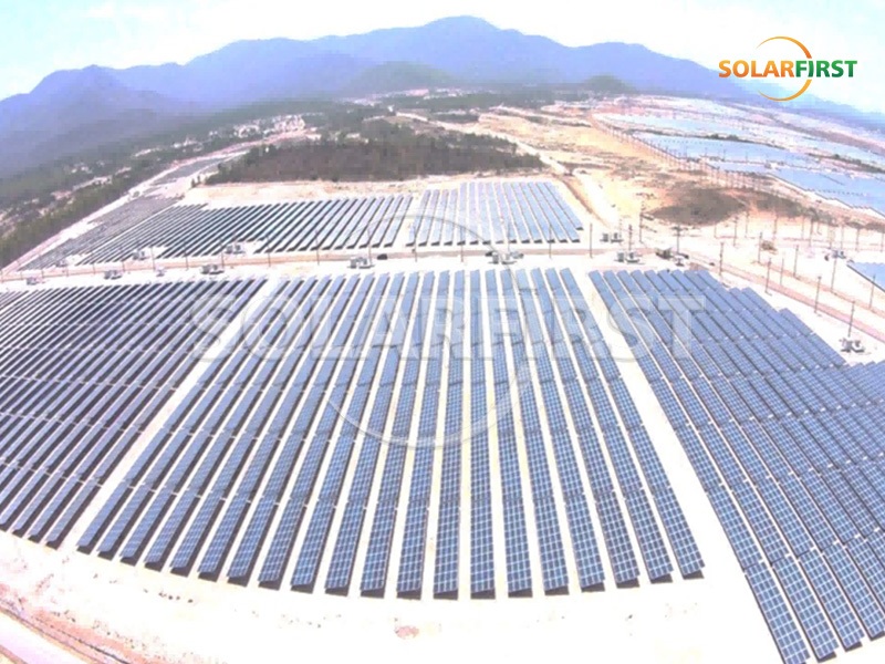 Planta de energía de 65 MWp con montaje en tierra en Japón