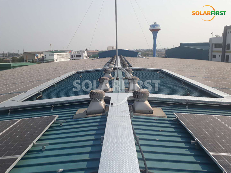 Instalación de tejas metálicas de 1,8 MWp en Tailandia
