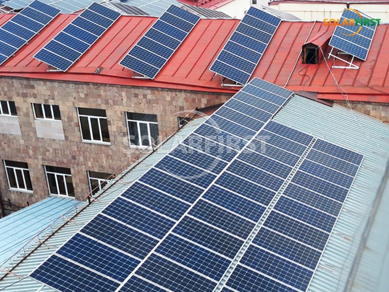Instalación de tejas metálicas de 400 kWp en Armenia