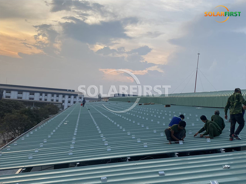 Instalación de tejas metálicas de 15 MWp en Vietnam