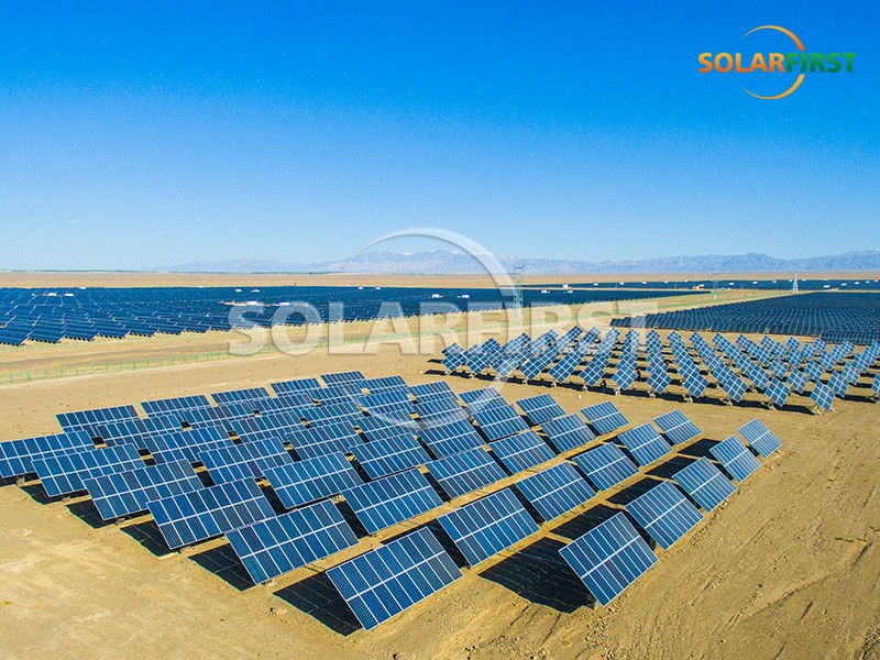 Sistema de seguimiento de un solo eje con enlace plano de 150 kWp en Xinjiang