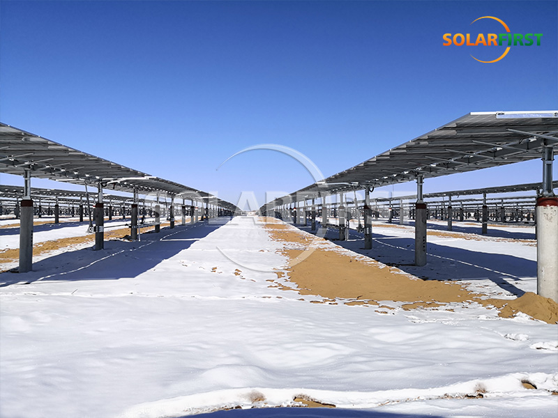 Seguimiento de un solo eje plano de 20 MWp en China