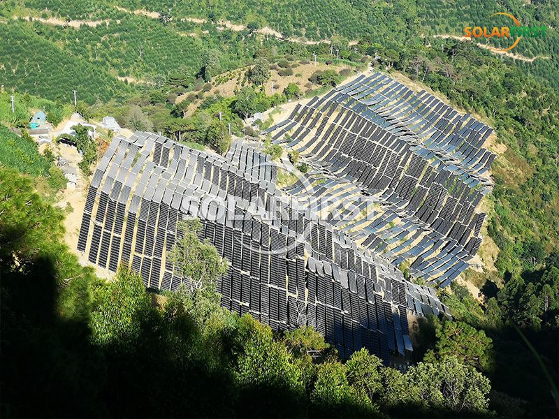 Montaje de estructura flexible de 36 MWp en Yunnan