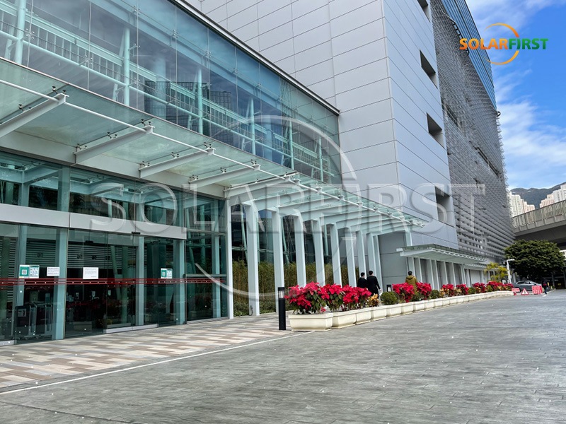 Sistema fotovoltaico de 100 kWp en la azotea de la sede de EMSD en Kowloon