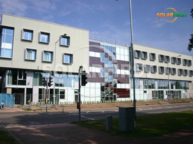 Muro cortina BIPV de 120 kWp en el Reino Unido