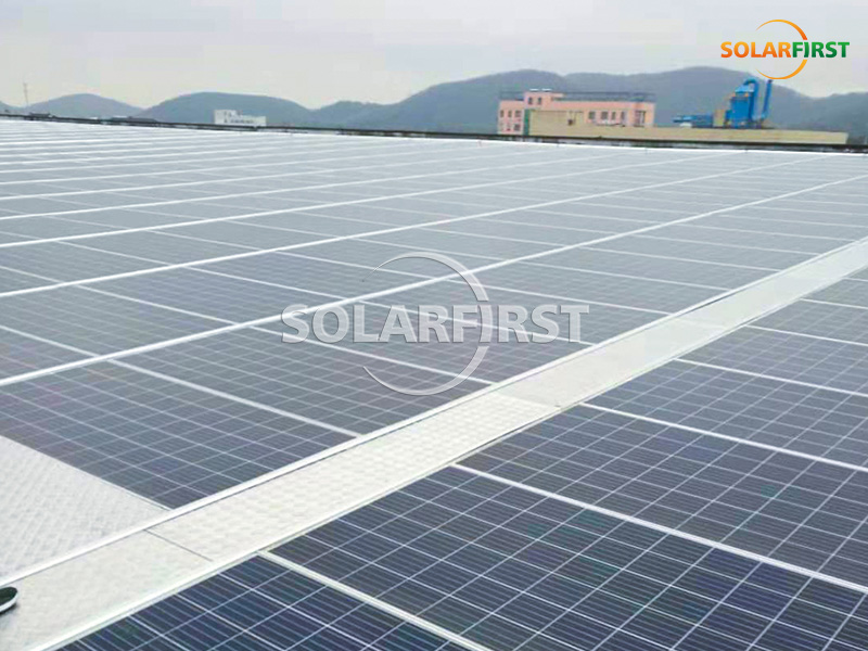 Instalación en techo de un sistema BIPV de 4,9 MWp en Port Klang, Malasia