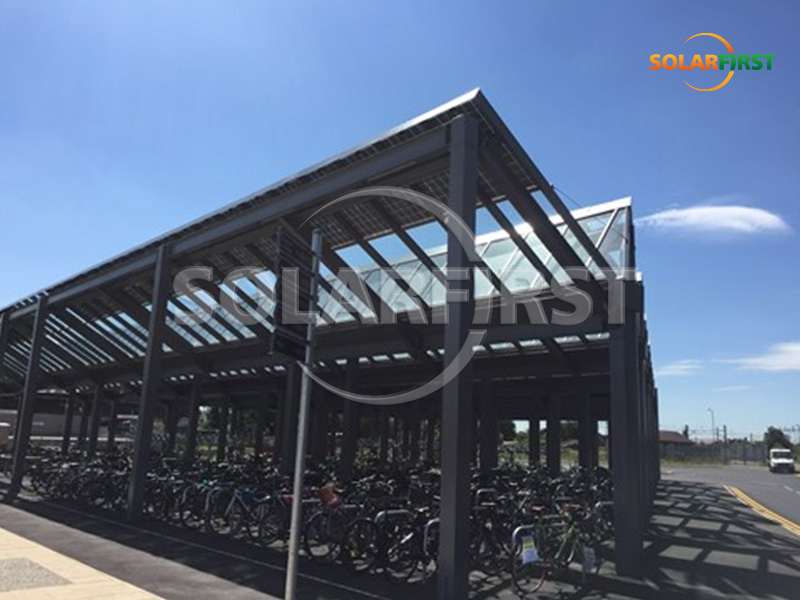 Refugio para bicicletas BIPV de 325 m² en la estación Cambridge North, Reino Unido