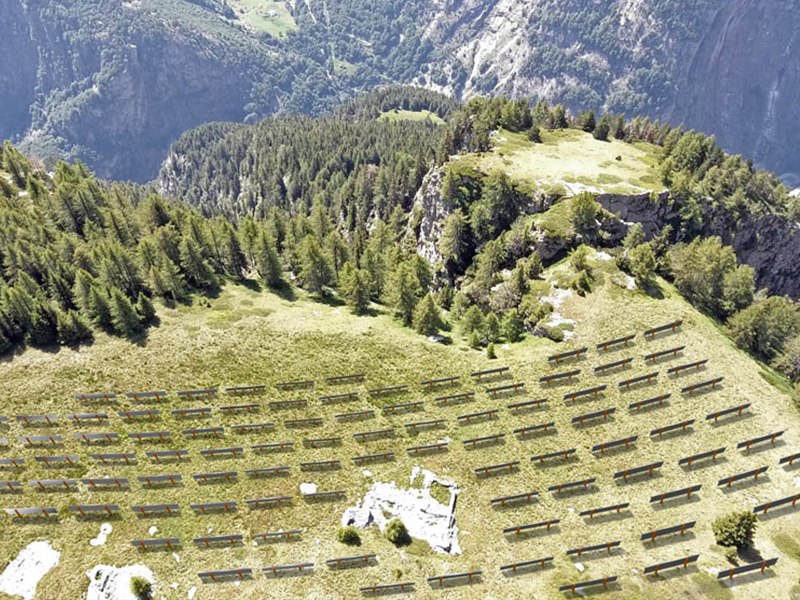 La construcción de centrales solares en los Alpes suizos sigue avanzando, pero aún persisten las controversias