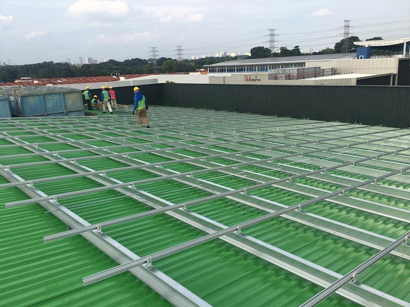 Instalación de paneles solares en techos metálicos: coexisten importantes ventajas y consideraciones