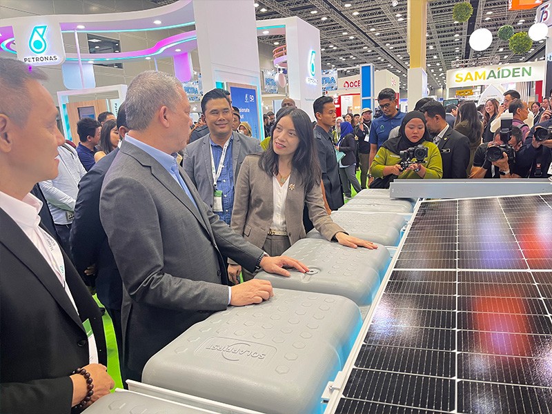 El Ministro de Energía de Malasia visita el primer stand de Solar First en IGEM y CETA 2024
