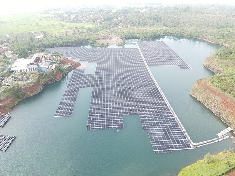 El proyecto fotovoltaico flotante de 7,2 MW comienza a operar, impulsando la transición energética verde de Hainan.