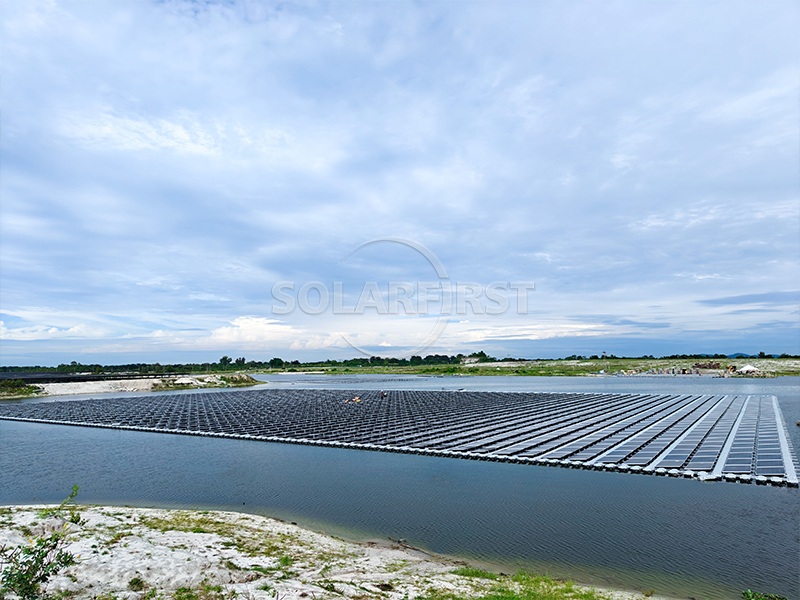 Central fotovoltaica flotante de 15,6 MWp en Malasia