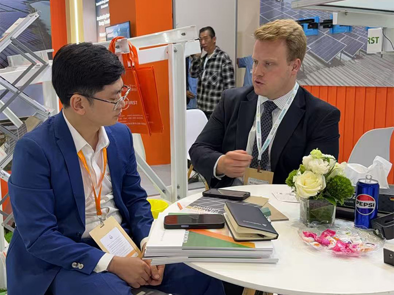 Cuando la tecnología se encuentra con entornos extremos: ¡Solar First brilla en WFES 2026 con soluciones fotovoltaicas adaptadas al viento y la arena!