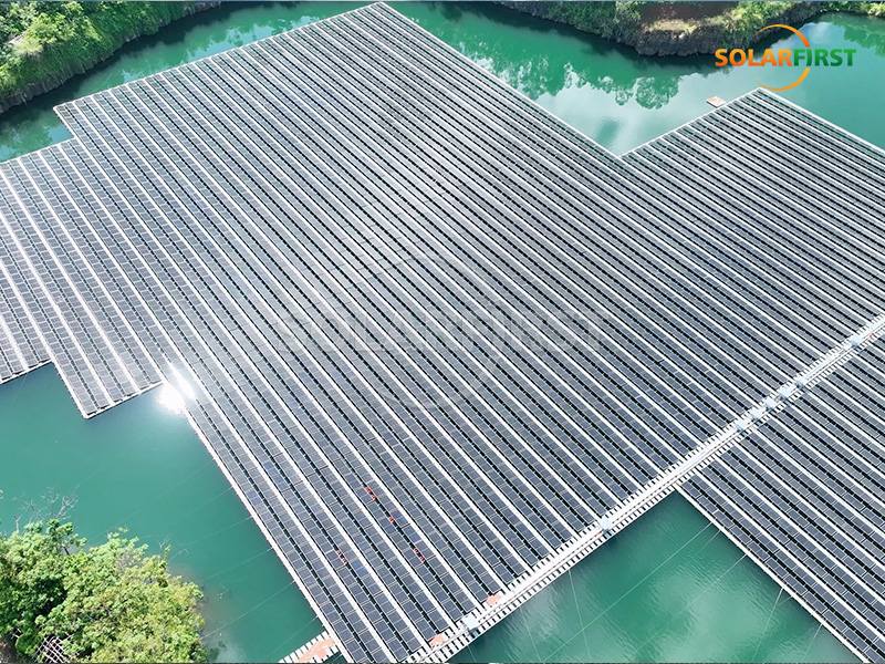 El proyecto fotovoltaico flotante de 7,2 MW comienza a operar, impulsando la transición energética verde de Hainan.